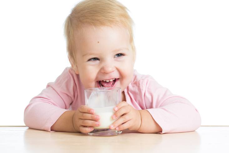 Which Drinks for Kids Are Best? | New Ways Nutrition Drinks for kids are a common area of concern for parents. Should you be giving your baby more water or milk? How about should kids have juice? Click through for all the details! #drinksforkids #childnutrition #babynutrition