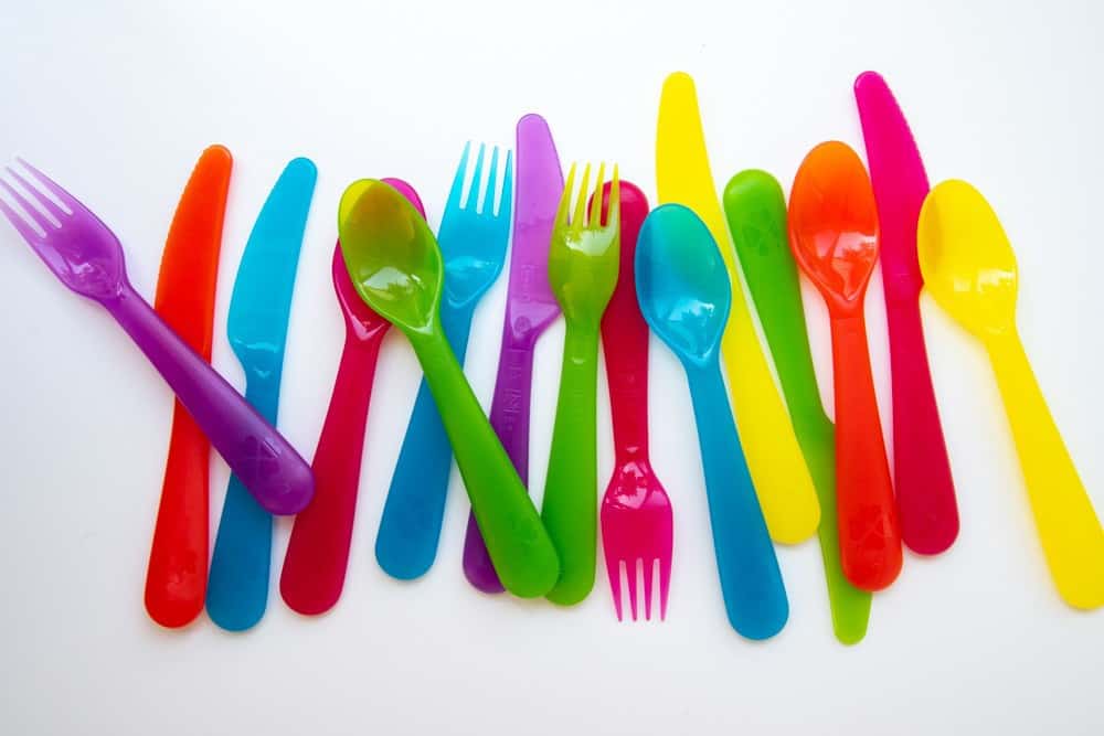 The Best Plastic-Free Products for Baby and Kids | New Ways Nutrition How much plastic is in your cupboard? Do you primarily use plastic-free products for feeding your kids? The latest recommendations are to avoid plastics in things that contact foods, including baby bottles and dishes! Plastics contain chemicals that can harm your child's development, and are best avoided whenever possible. Click through for the best plastic-free kid dishes, plastic-free kitchen items, and lots of recommendations on the best stainless steel dishes and items for kids to help ease your transition to a plastic-free kitchen. #plasticfreedishes #plasticfreekitchen