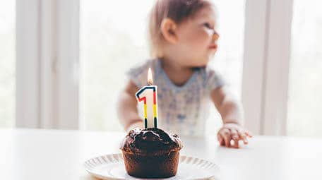 Everything you need to know about what to feed a 1 year old. Can you give a one year old sugar? How about can you give a one year old salt? Click through for all the details! #dietitian #1yearold #toddlerfood