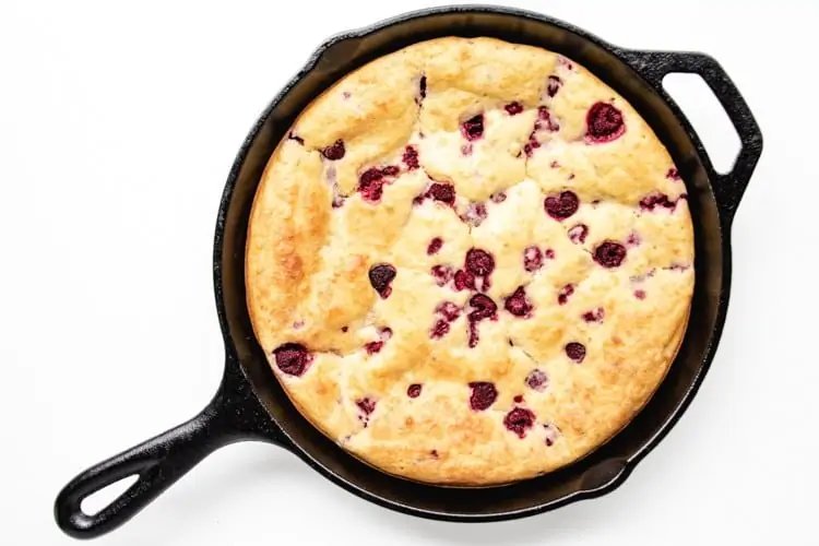 A delicious baby-friendly skillet pancake recipe that is quick and healthy. Great for weekend breakfasts and Sunday brunches, it won't leave you standing over the stove for hours. Perfect for baby-led weaning and eating with the whole family. #babyledweaningrecipes #breakfast #easybreakfast #pancakes