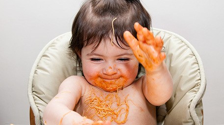 Toddler food throwing can be a big problem! Whether your toddler is throwing food, or throwing their plates and cups, learn strategies from a feeding specialist to help you nip them in the bud! With tips for babies and toddlers, as well as specific help for lots of different situations, click through for details and to help get meals back on track. #foodthrowing #toddlermeals