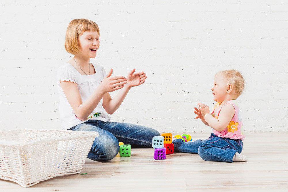 How to Help Your Baby Learn to Eat Independently | New Ways Nutrition How do you help your baby learn to feed themselves? Or maybe you're focused on getting more veggies into your kids or your baby? Or maybe you want to find out how to teach your baby to use a spoon or fork? While there are many methods you can try, here is an easy, hands off parenting hack to help you teach your baby how to feed themselves. It also works wonders for teaching older kids how to act at the table! #selffeeding #blw #parentinghack #dietitian