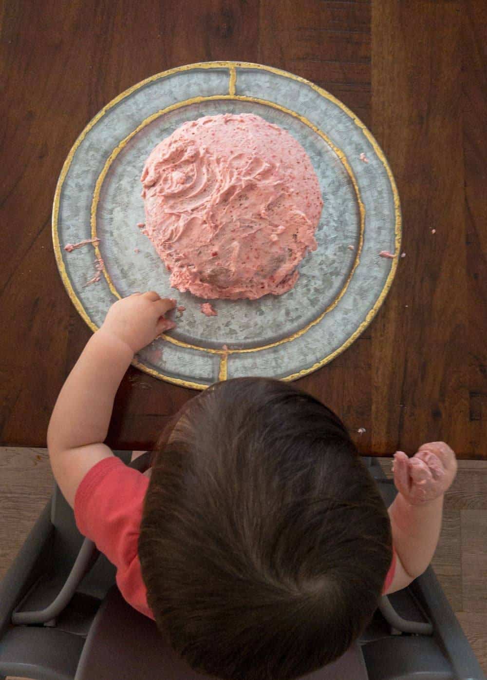 This easy and healthy fruit-sweetened smash cake is a great option for your baby's 1st birthday. Fruit-sweetend with bananas and strawberries, and a simple whip cream frosting to top it off! #firstbirthdaysmashcake #healthycake #fruitsweetened #nosugar