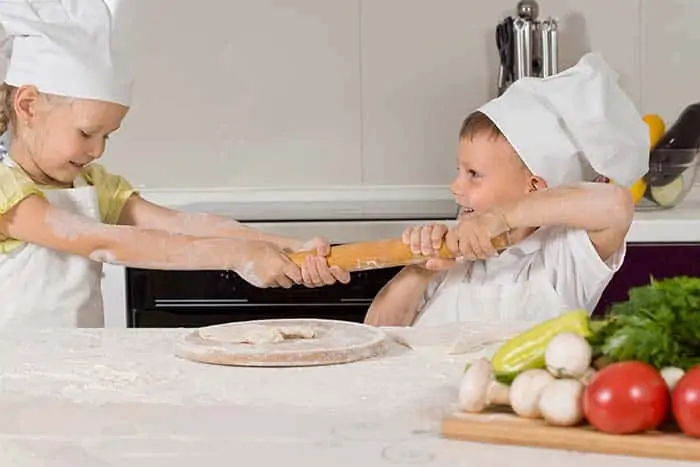 kids making pizza